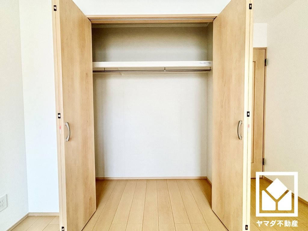 尼崎市西昆陽2丁目の収納|お洋服はもちろん、スーツケースなどの大物もしっかり収納できます。