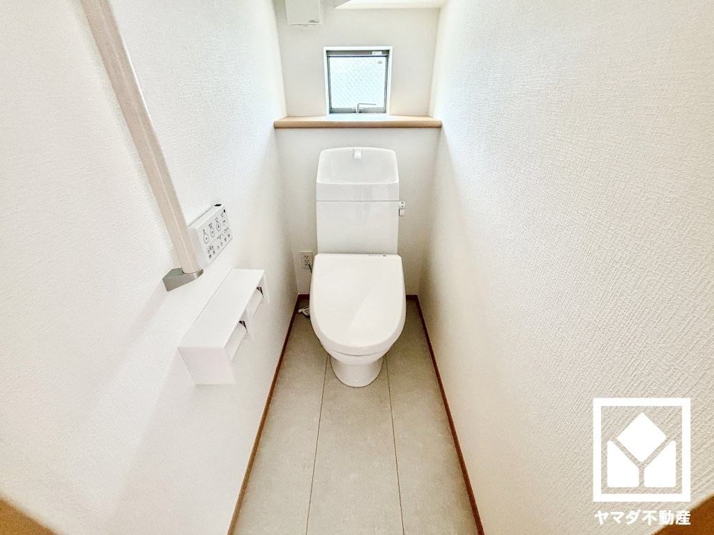 尼崎市西昆陽2丁目のトイレ|明るく清潔感溢れるトイレです。1階・2階の2か所に設置されているので、朝の忙しい時間帯も混雑を避けやすい間取り。温水洗浄便座付きで、季節を問わずいつでも温かい便座をお使いいただけます。