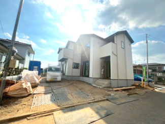 【前面道路含む現地写真】 | つくば市東光台2期　新築戸建　2号棟 | 前面道路の幅員や各区画の配置が分かり、暮らしを具体的にイメージできます。