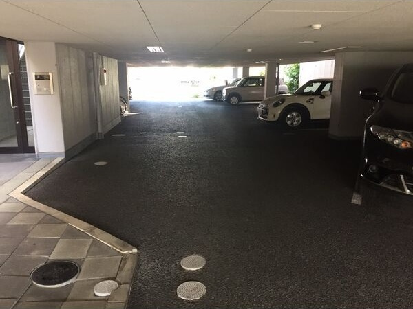 アパートメント膳所の駐車場