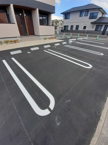 ラルーチェの駐車場