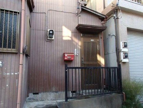 鈴木貸家Aのエントランス