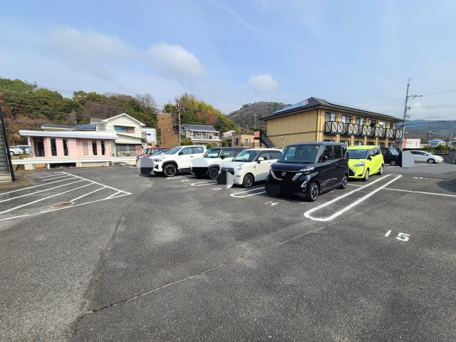 リッシュ城ケ丘Aの駐車場