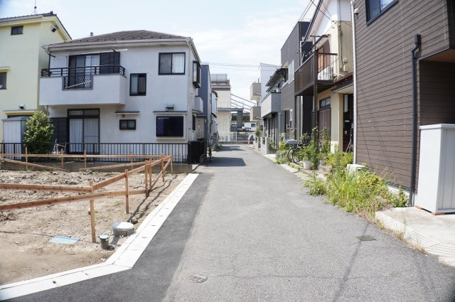 越谷市大字大里 新築分譲住宅  全2棟 2号棟の前面道路含む現地写真