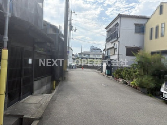 【前面道路含む現地写真】 | 尼崎市東本町４丁目中古戸建 | 角地で明るく開放的です♪前面道路は南側に幅員約6ｍ・北西側に幅員約８ｍに面しております♪