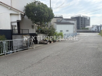 【前面道路含む現地写真】 | 尼崎市東本町４丁目中古戸建 | 角地で明るく開放的です♪前面道路は南側に幅員約6ｍ・北西側に幅員約８ｍに面しております♪