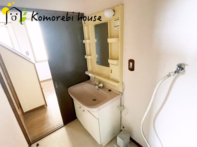 KEM上尾市上野　1期　中古戸建　の独立洗面台|朝の支度にも助かる、独立の洗髪洗面化粧台