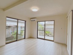 【居間・リビング】 | 仲介手数料無料！上宇部小学校に通えるリフォーム済み中古住宅　宇部市開４丁目 | ゆったりとしたリビングは家族の団らんがはずみますね♪
