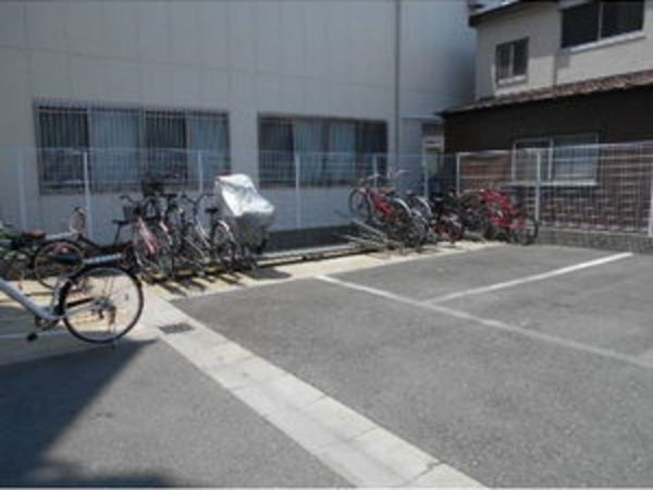 クレアドル須磨IIIの駐車場