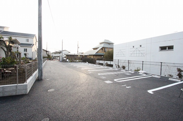 ガーネット海老名の駐車場