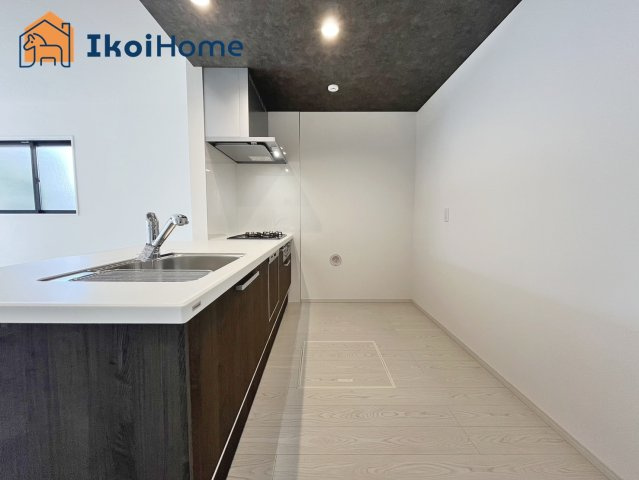 明石市大久保町松陰山手　全4棟1号棟　新築戸建のキッチン|◆同社施工例◆キッチン同色カップボードご依頼を受けることが多いです。地震に強くスッキリとおしゃれです