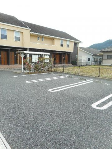 クレメントガーデンハウス　Ａ棟の駐車場|車をお持ちの方に嬉しい駐車場付きの物件です