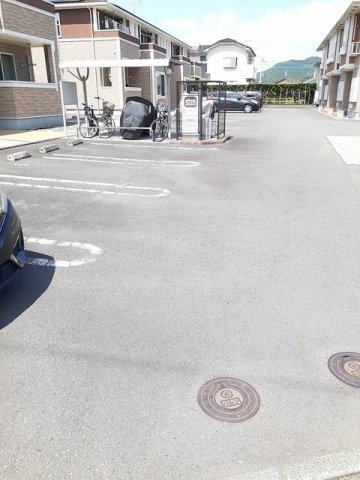 フェリース・なごみ　Ⅰの駐車場|車をお持ちの方に嬉しい駐車場付きの物件です