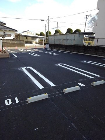 クレセントＡの駐車場|車をお持ちの方に嬉しい駐車場付きの物件です