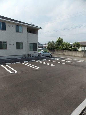 トゥインクル　Ａの駐車場|車をお持ちの方に嬉しい駐車場付きの物件です