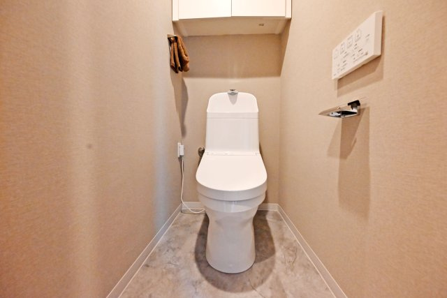 ライオンズマンション西宮高座B棟のトイレ|清潔感のあるトイレ空間で、毎日快適にご利用いただけるよう配慮されたシンプルで機能的な設備となっています。