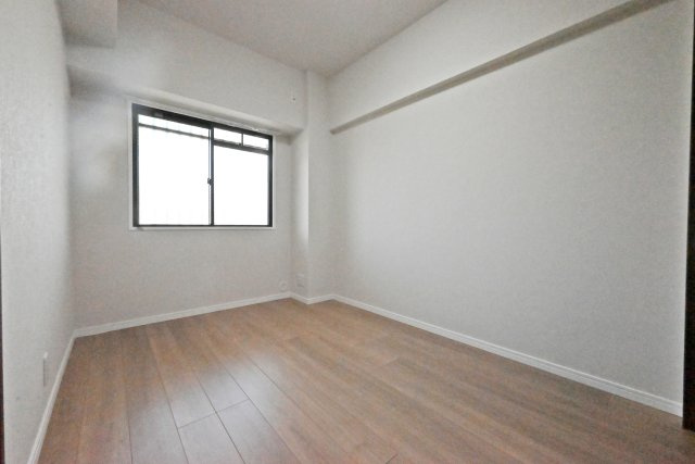 ライオンズマンション西宮高座B棟の子供部屋|-洋室約4.6帖-
ナチュラルな色合いで統一された洋室は、落ち着きのある雰囲気でリラックスしやすい空間です。