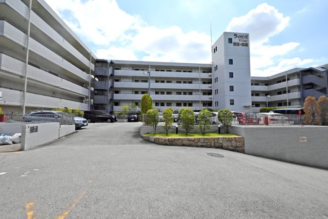 ライオンズマンション西宮高座B棟の外観|全棟総戸数194戸の大規模マンションです。