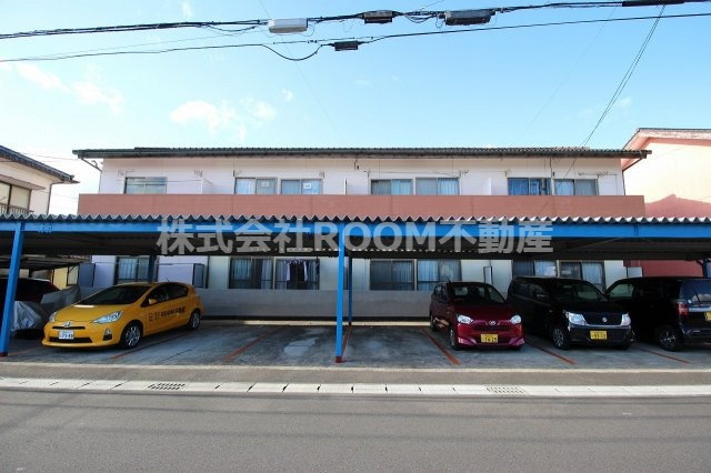 シャープ鷹尾の駐車場