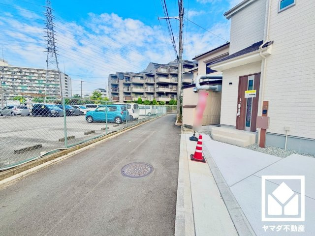 尼崎市西昆陽2丁目の前面道路含む現地写真|3段階中最も高いレベルの耐震等級3を取得。災害復興拠点に求められる水準の耐震性を備えた住宅で、住まいの安心を支えます。