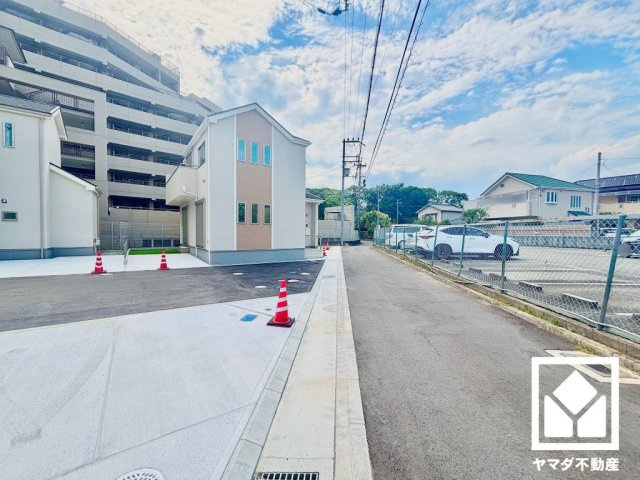 尼崎市西昆陽2丁目の前面道路含む現地写真|突然の来訪時にも防犯面で心強いモニター付きインターホンを設置。お留守番中のお子様も、室内からスムーズに相手の確認ができます。