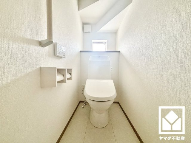 尼崎市西昆陽2丁目のトイレ|明るく清潔感溢れるトイレです。1階・2階の2か所に設置されているので、朝の忙しい時間帯も混雑を避けやすい間取り。温水洗浄便座付きで、季節を問わずいつでも温かい便座をお使いいただけます。