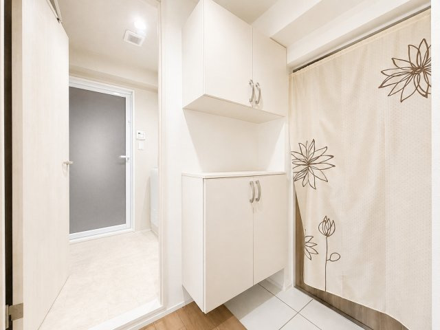 【玄関】 | 二俣川ダイカンプラザ2号館 | ◆光の渦が溢れた明るい玄関ホール。すっきり片付いた玄関で来客時にも自信が持てそう。（写真は加工しております）