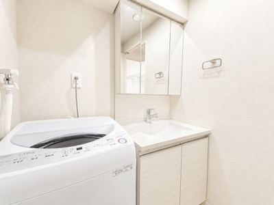 【独立洗面台】 | 二俣川ダイカンプラザ2号館 | ◆毎日使う場所だから、機能的で使いやすさに配慮したパウダールーム。すっきりと使えるように収納も豊富にご用意しています。（写真は加工しております）