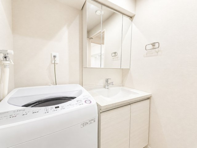 【独立洗面台】 | 二俣川ダイカンプラザ2号館 | ◆毎日使う場所だから、機能的で使いやすさに配慮したパウダールーム。すっきりと使えるように収納も豊富にご用意しています。（写真は加工しております）