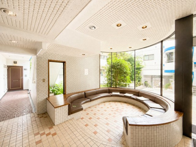 【エントランス】 | 二俣川ダイカンプラザ2号館 | ◆住宅ローンのご相談や周辺環境のご案内も含め、ローンに詳しい、地元に詳しいスタッフがお出迎えさせていただきます。お気軽にご相談ください。（写真は加工しております）