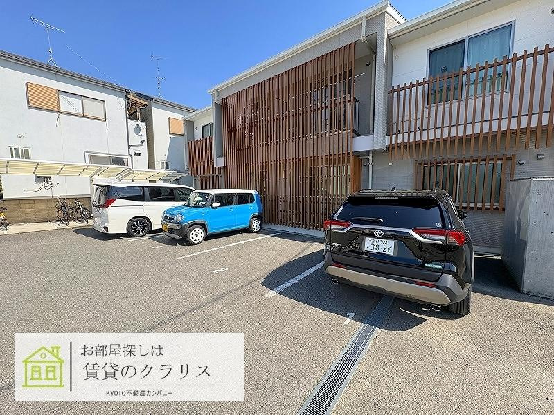 デファーンドル長岡京の駐車場