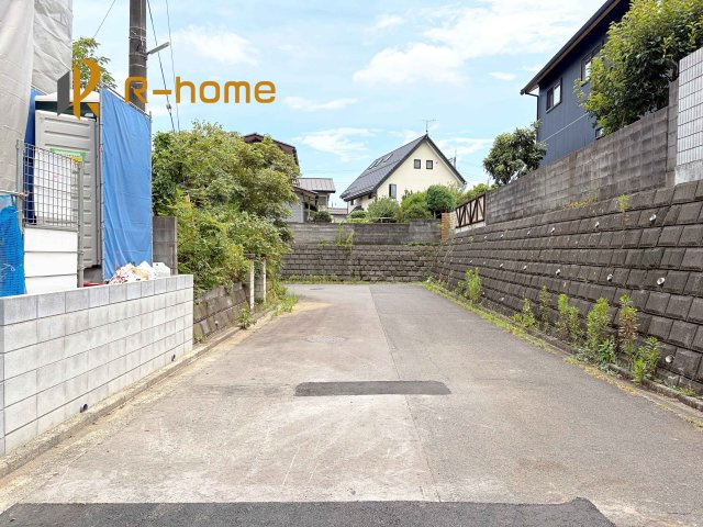 水戸市堀町2241番　新築戸建て　A号棟の前面道路含む現地写真|周辺環境も併せて案内致します♪
閑静な住宅地で笑顔あふれる新生活！
ぜひ現地へお越しください♪