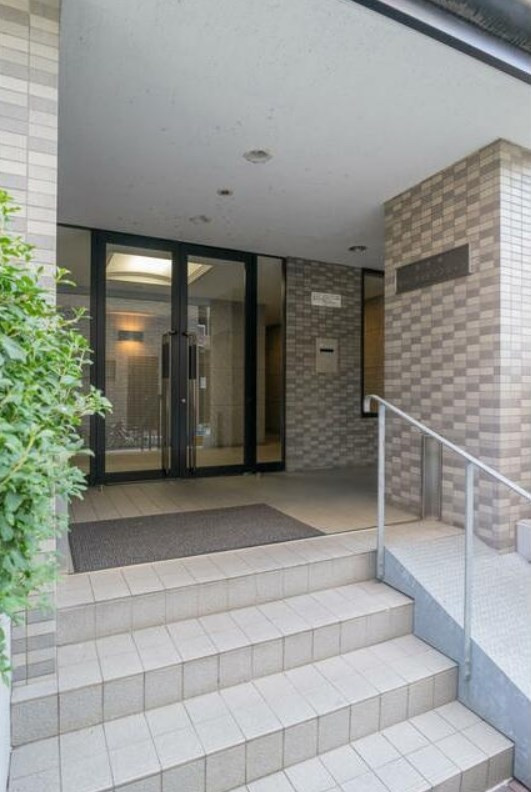 弥生町リバーサイドマンションのエントランス