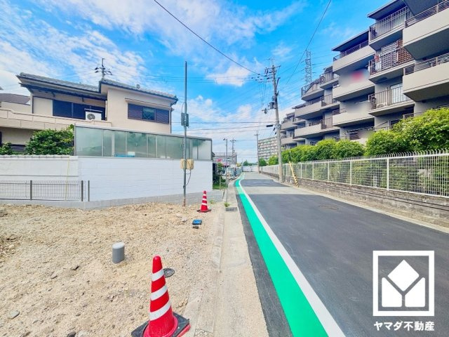 尼崎市西昆陽2丁目の前面道路含む現地写真|駐車スペースを2台分確保。重い荷物や雨の日の移動もスムーズで、快適なカーライフを実現。来客時にも便利です。