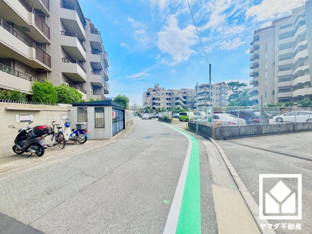 尼崎市西昆陽2丁目の前面道路含む現地写真|前面道路幅員約5.9mとゆったりとした広さがあるのでファミリーカー等の車の出入りもしやすい立地です。