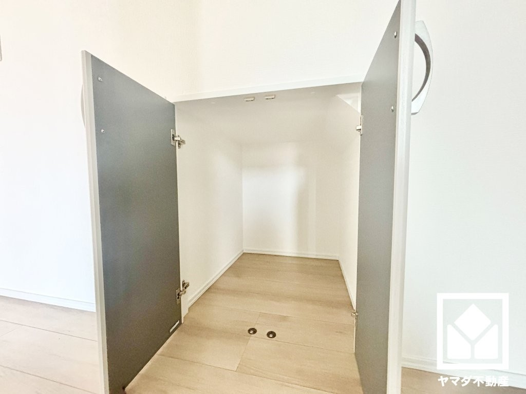 尼崎市西昆陽2丁目の収納|1階ホールにも階段下収納を備えており、住空間を広々お使いいただけます。日用品のストックなどもすっきり片付きます。