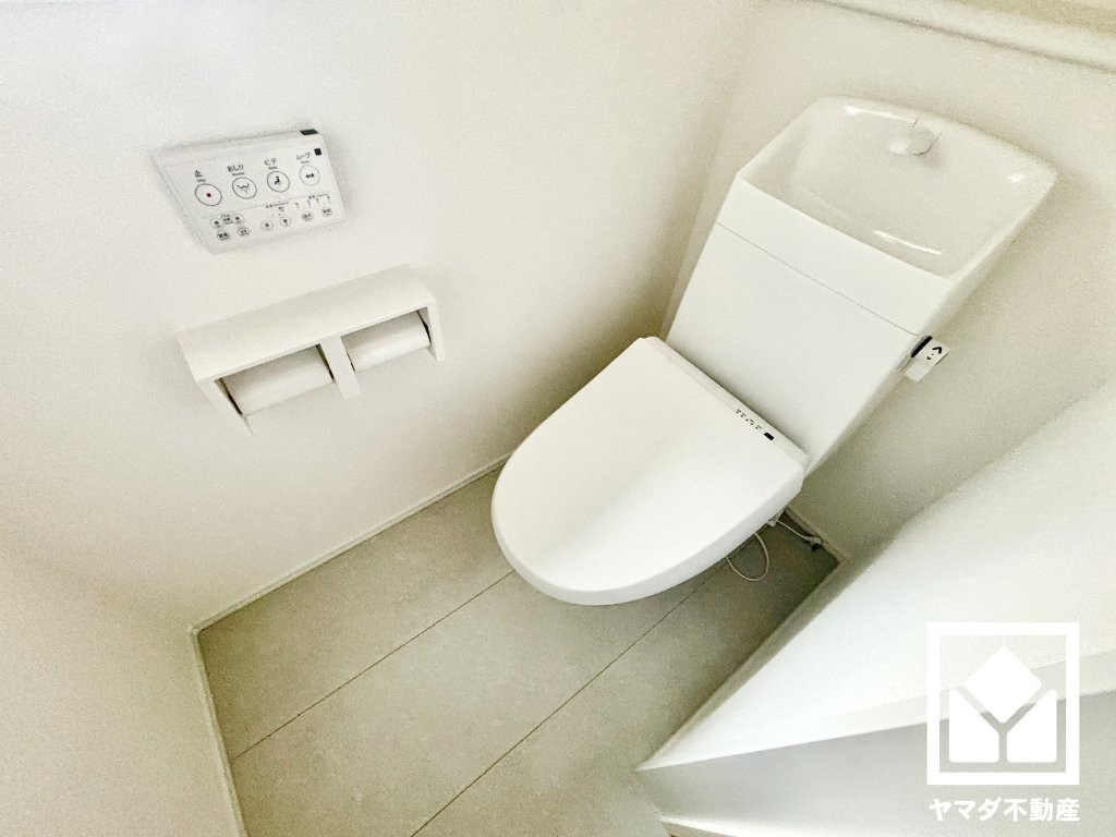 尼崎市西昆陽2丁目のトイレ|明るく清潔感溢れるトイレです。1階・2階の2か所に設置されているので、朝の忙しい時間帯も混雑を避けやすい間取りです。温水洗浄便座付きで、季節を問わずいつでも温かい便座をお使いいただけます。