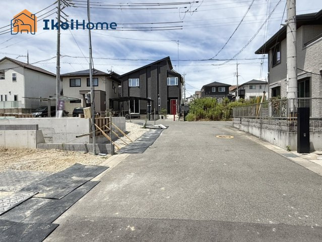 明石市大久保町松陰山手　全4棟2号棟　新築戸建の前面道路含む現地写真|●年中無休：当日予約可●西区、垂水区、明石市初。弊社は契約前に新築戸建の住宅診断を無料で行っています