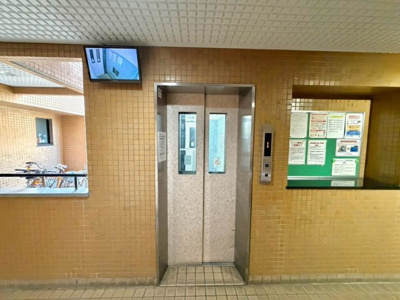 【その他共用部分】 | 太平パシフィック桑津Ⅱ | 【エレベーター】荷物が多い日も楽々にお部屋に持っていけますね！エレベーター内が見えるモニターがあるので、安心ですね♪
