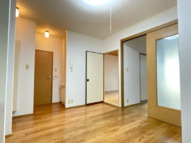 ヘスティアBの居間・リビング|別部屋同間取りの写真です。