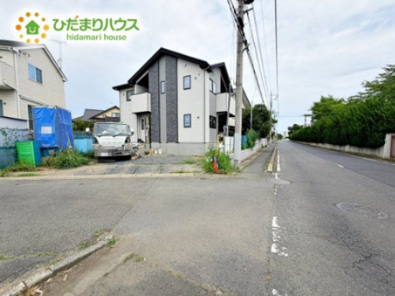 【前面道路含む現地写真】 | 水戸市堀町26期　新築戸建　 | 繁華街のようなにぎやかさがないため、車の音や話し声が少なく、静かな生活を望む人に適している閑静な住宅地！