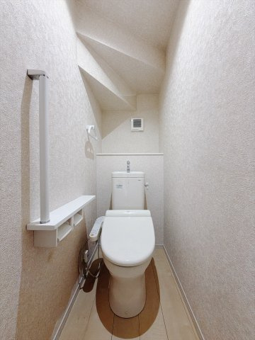 【中古戸建】行田市持田1丁目のトイレ|■トイレ｜トイレは1・2階それぞれにシャワー付きトイレを完備。朝夕の忙しい時ほど、家族のトイレ時間がかぶるもの。トイレが2箇所にあると時短にも繋がり便利です。