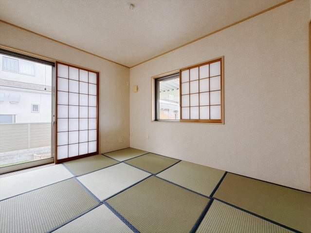 【中古戸建】行田市持田1丁目の和室|■和室｜和室を書斎にしたり、冬にはコタツを敷いて家族みんなで年越しをするのもいいですね。家族みんなのお気に入りの空間になります♪