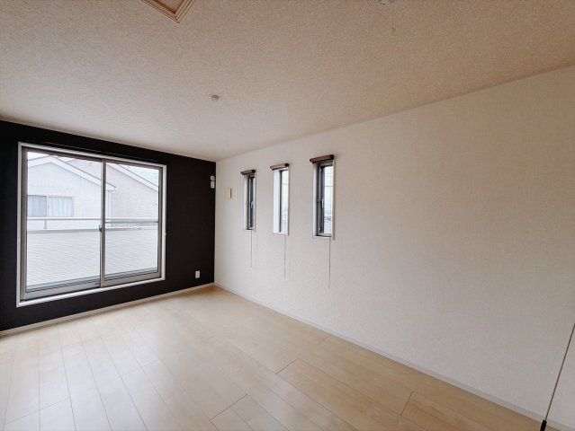 【中古戸建】行田市持田1丁目の洋室|■洋室｜ゆとりのある洋室は、ご夫婦の主寝室にしても良し、贅沢なお子さま部屋にしても良いですね。