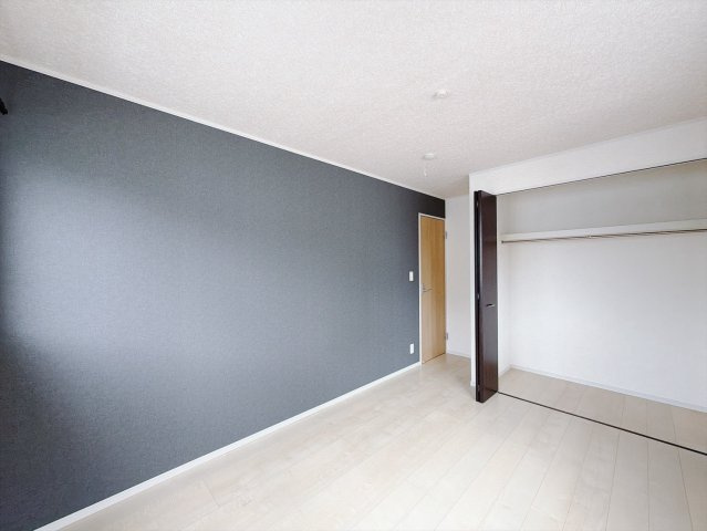【中古戸建】行田市持田1丁目の洋室|■洋室｜お洒落なアクセントカラーが入っているので、シックな雰囲気になっております。落ち着いた雰囲気で夜はよく眠れそうですね(*^^*)