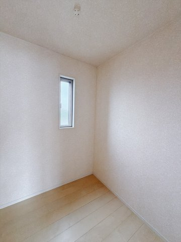 【中古戸建】行田市持田1丁目の収納|■WIC｜主寝室には夢のウォークインがございます♪お洋服やバッグだけでなく、増えていくお洋服やご家族での思い出の品もしっかりと収納します( ＾＾ )