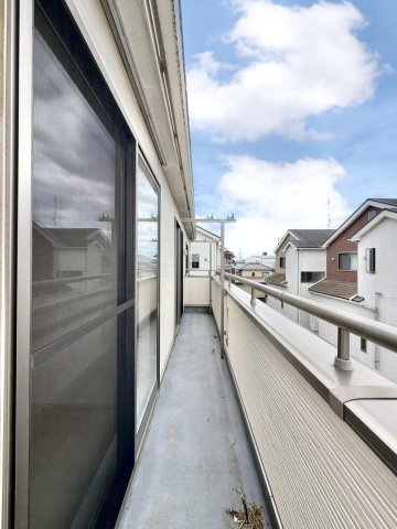 【中古戸建】行田市持田1丁目のバルコニー|■バルコニー｜バルコニーから入る日差しは暖かく、爽快な朝の目覚めを促してくれます♪洗濯物やお布団を干して太陽の香りを吸い込んだお布団で夜はおやすみください。