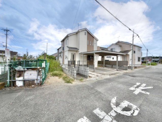 【中古戸建】行田市持田1丁目の外観|■外観｜周囲の見渡しが良く、車の出入りの際も安全確認がしやすいため、小さなお子様がいるご家庭でも安心です♪