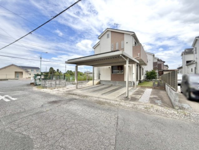 【中古戸建】行田市持田1丁目の外観|■外観｜ちょっとしたガーデニングや家庭菜園を楽しめる庭スペースがあり、日々の暮らしに彩りをプラスしてくれます。