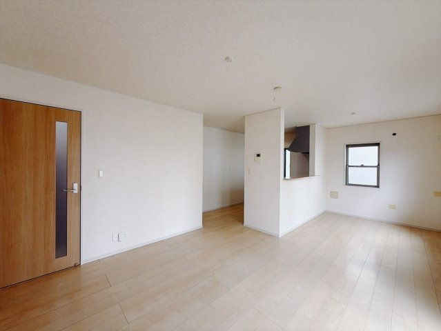 【中古戸建】行田市持田1丁目の居間・リビング|■リビング｜ナチュラルな質感で魅せる、くつろぎの時間。ゆっくりとした時間が流れるリビングで、家族だんらんのひと時をお過ごしいただけます。